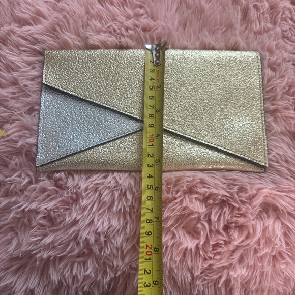 Golden clutch from Estée Lauder Party Shimmer Set - Picture 4 of 6